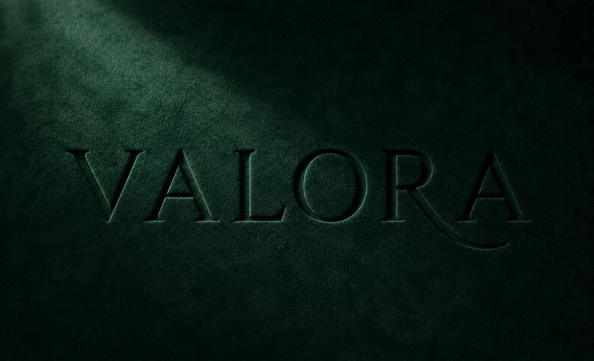 Le nom Valora gravé en relief sur un velours vert