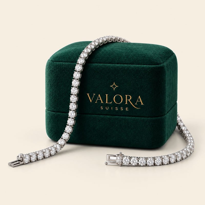 Pulseira riviera aberta, com o fecho à mostra, sobre um estojo de veludo verde.